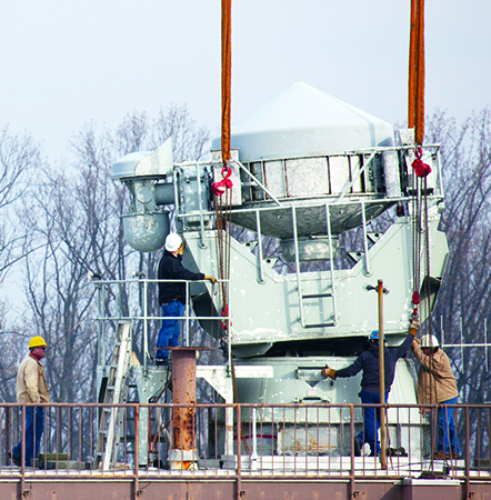 The AN/SPG-55B radar that had operated from atop Building 40 for more than four decades is carefully lowered onto a truck and carried to its new home at the National Electronics Museum